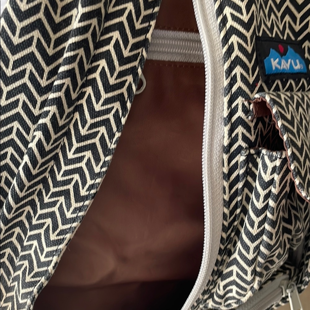 Kavu Rope Sling Bag Chevron Hiking Backpack Crossbody NWOT - Picture 3 of 9
